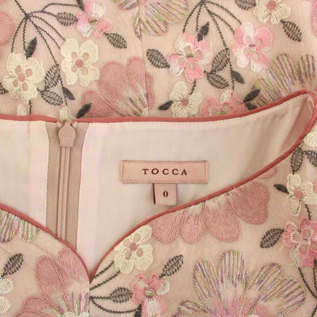 TOCCA トッカベージュ系ピンク花柄刺繍 ノースリーブ ひざ丈ワンピース