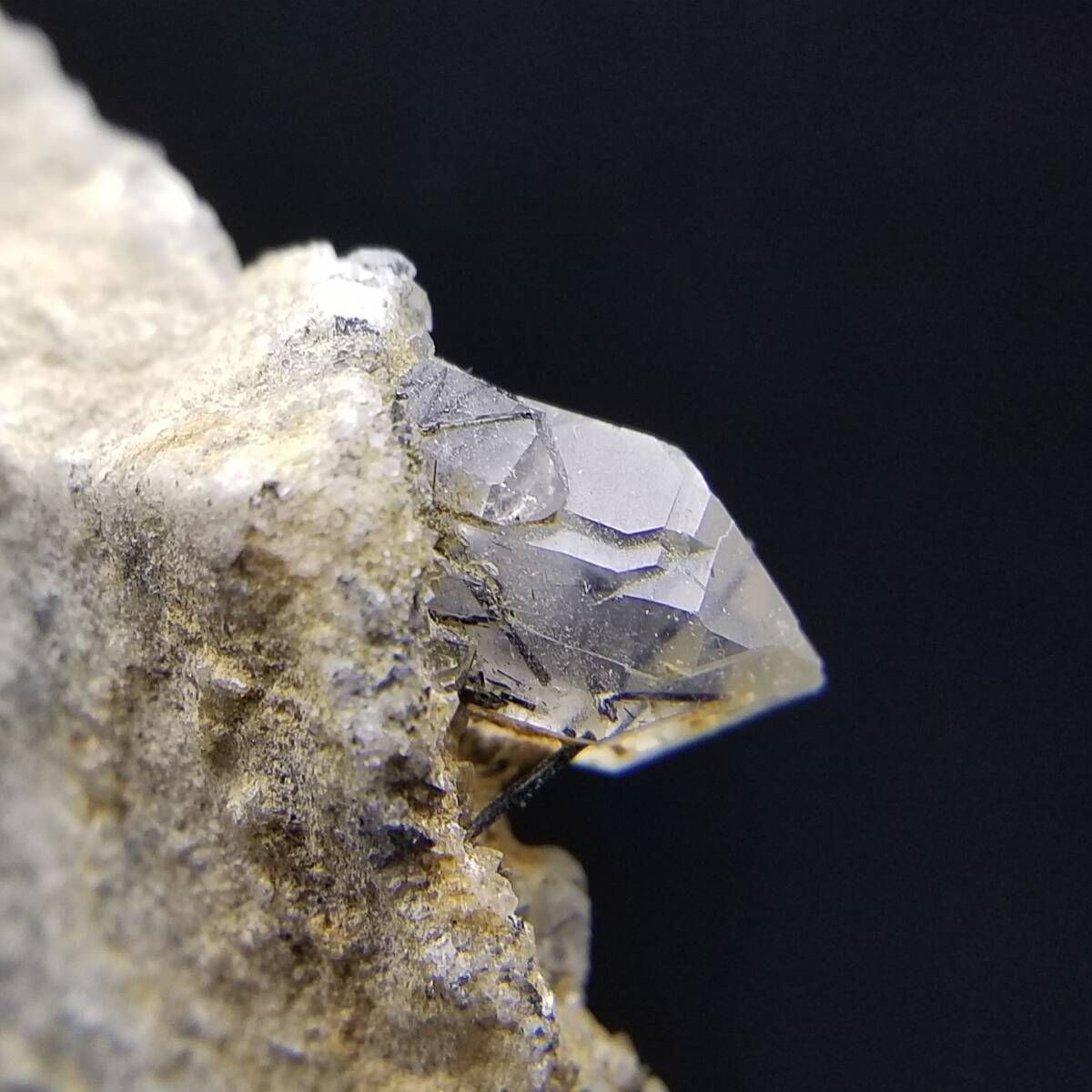 ブラック ルチル クォーツ 原石 結晶 母岩付き 内包物 針状 Zagi