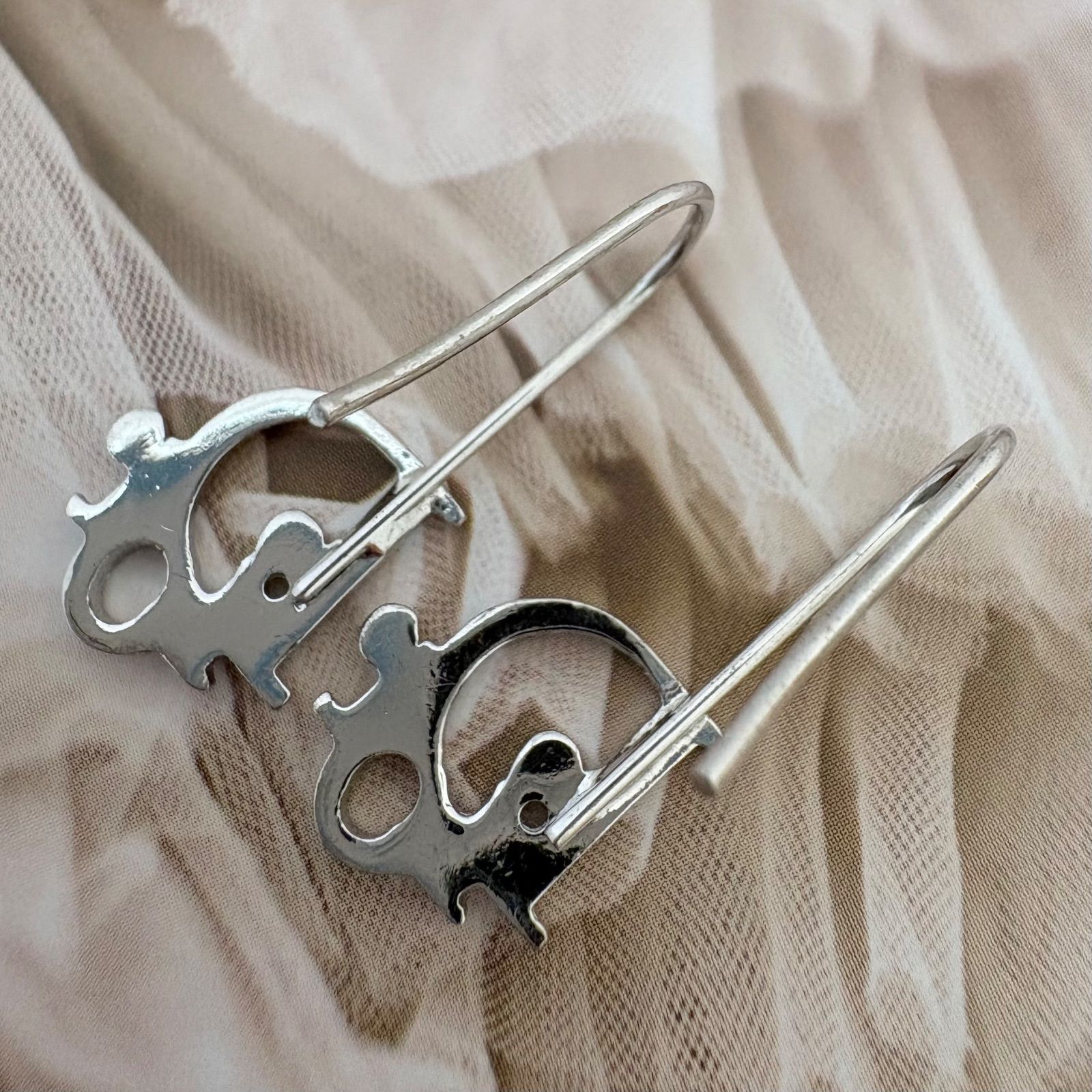 美品】クリスチャンディオール ディオールロゴ フック式 ピアス