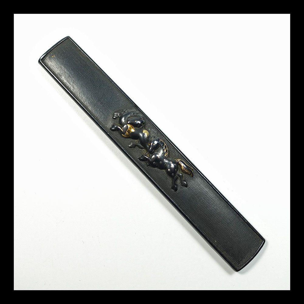 ☆午年 赤銅魚子地双馬文小柄 無銘 高肉彫 毛彫 金銀象嵌 桐箱入 刀