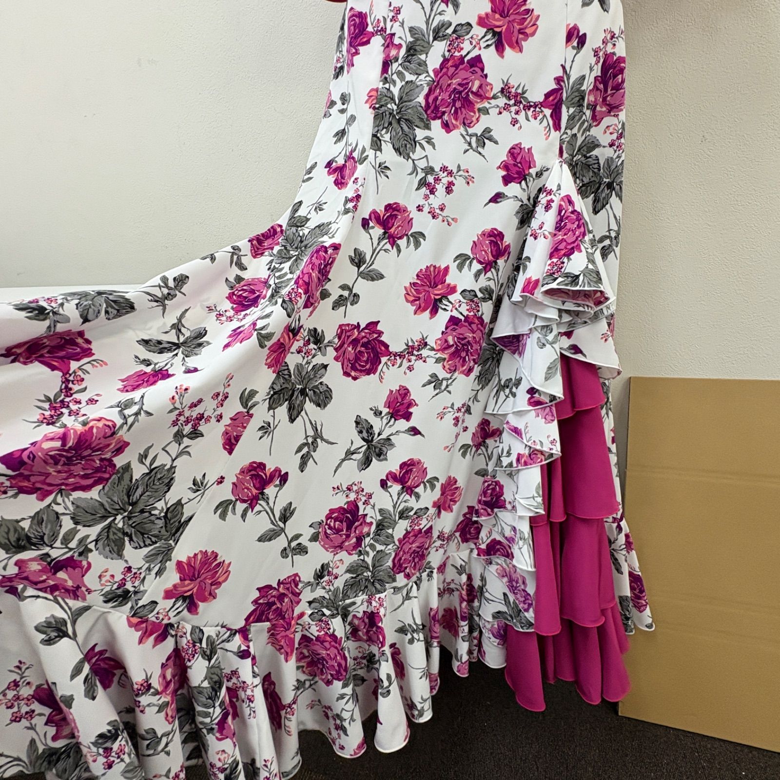 フラメンコ衣装 ドレス セットアップ 白 ピンク フリル バラ柄 五分袖