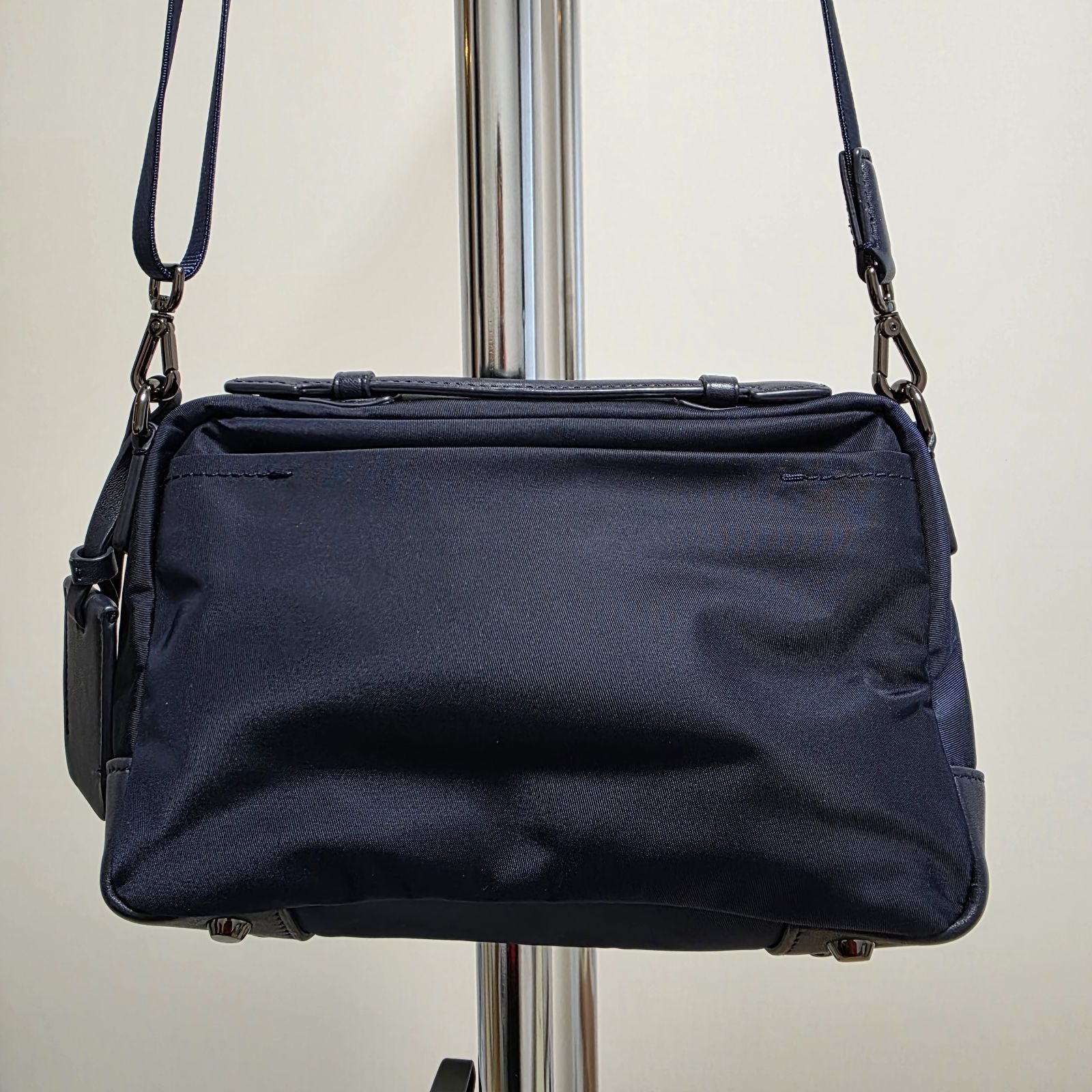 極上の使用感】TUMI 軽量 クロスボディバッグ ネイビー レザートリム