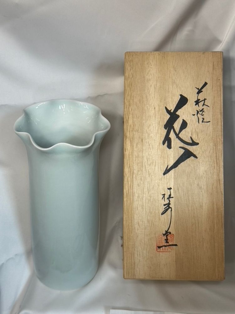 美術品・アンティーク・コレクション 白磁面取花瓶 正月作 砥部焼