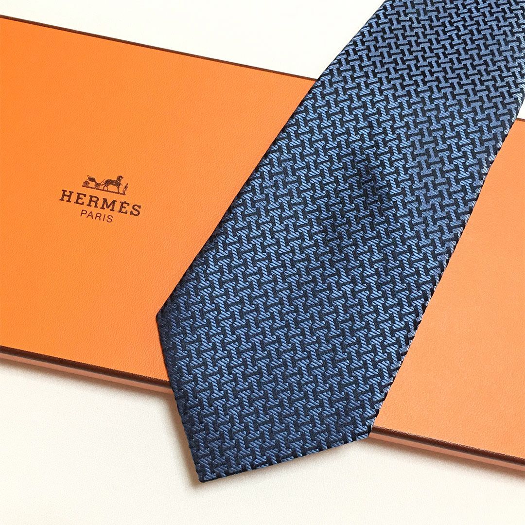 ✨未使用級✨　HERMES エルメス　ネクタイ　　シルク100% ブルー系 未使用級 エルメス HERMES ネクタイ シルク100% ブルー / ネイビー H柄