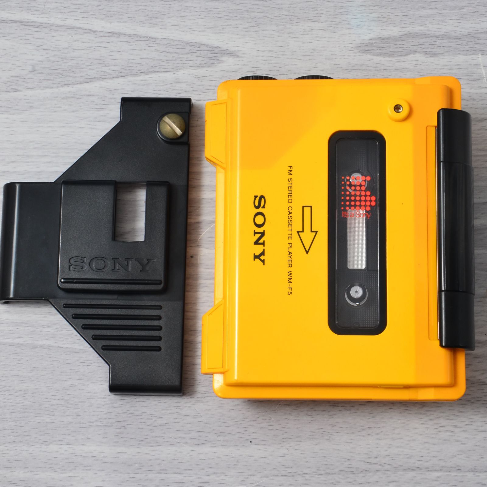 SONY WALKMAN WM-F5 スポーツウォークマン イエロー 整備済 TY403
