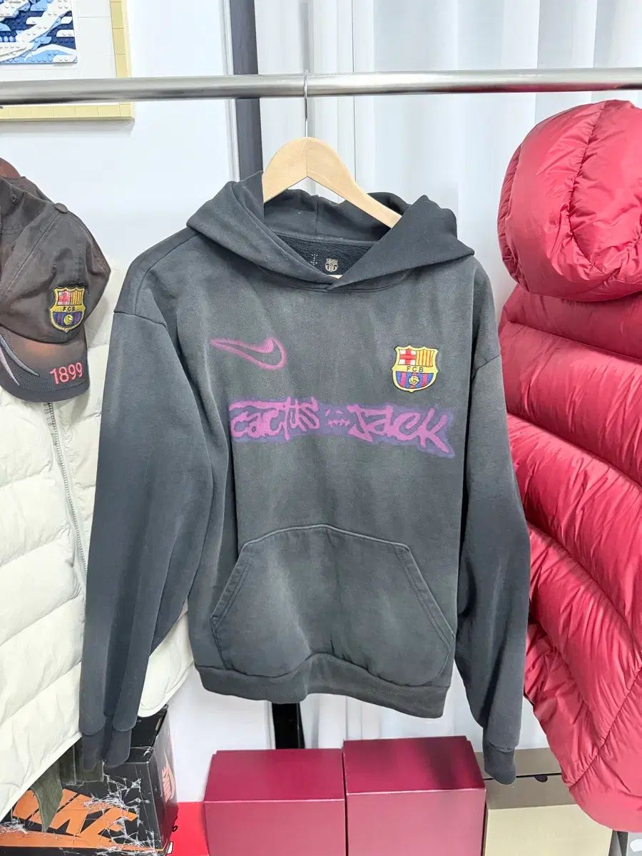 ナイキ バルセロナ トラヴィス スコット フーディー ショップから