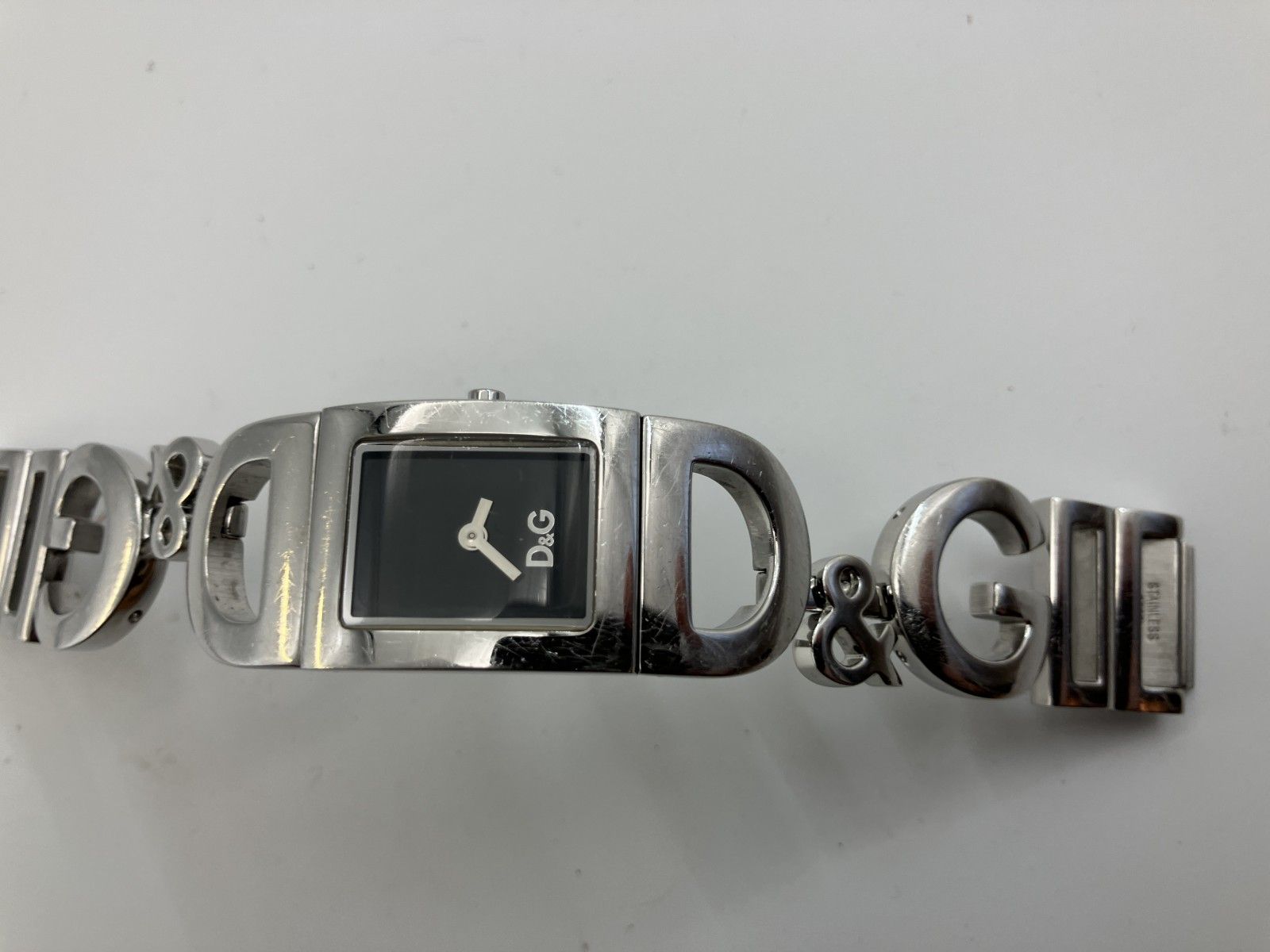 DOLCE&GABBANA ロゴ 腕時計 レディース クォーツ シルバー 腕回り約15cm ケース幅20mm DOLCE&GABBANA ロゴ 腕時計 レディース クォーツ シルバー 腕回り約
