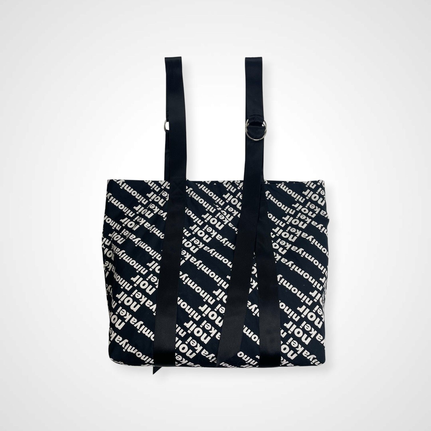 noir kei ninomiya ノワールケイニノミヤ / 総ロゴサテントートバッグ