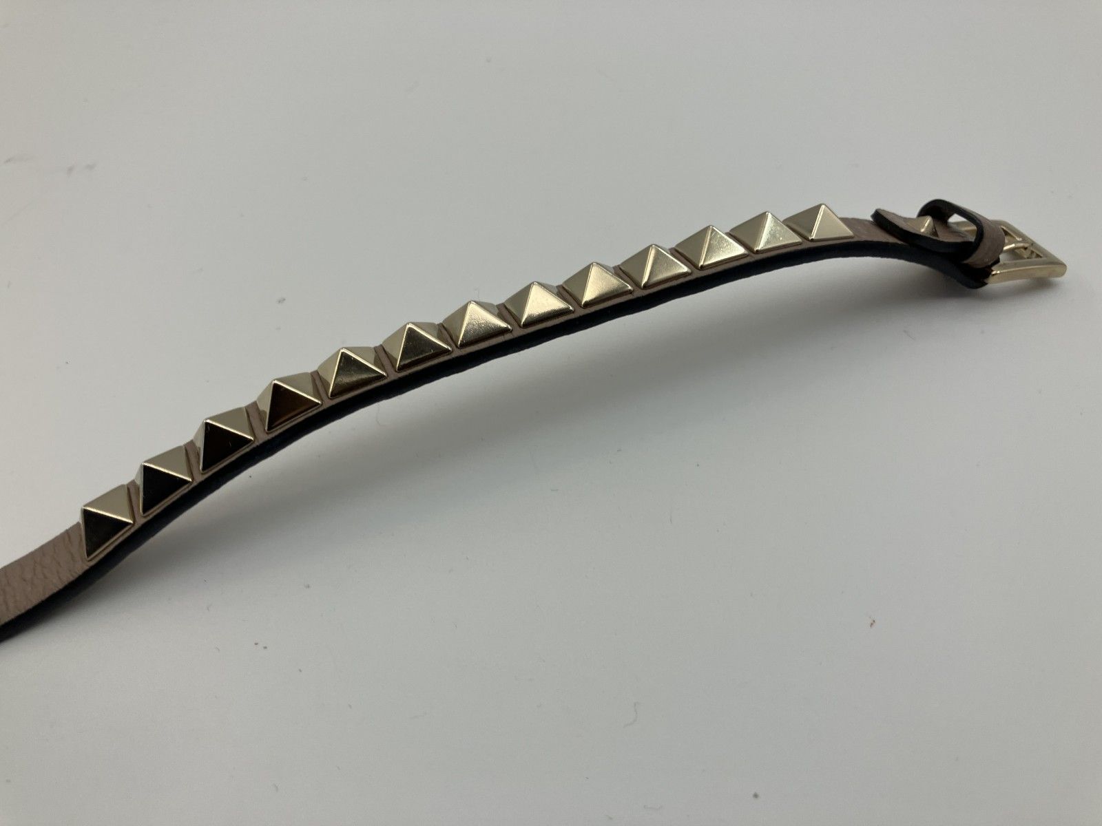 VALENTINO ロックスタッズ レザーブレスレット 替えスタッズ2コマ付 箱・保存袋あり 全長約21cm VALENTINO ロックスタッズ レザーブレスレット 替えスタッズ2コマ付 箱