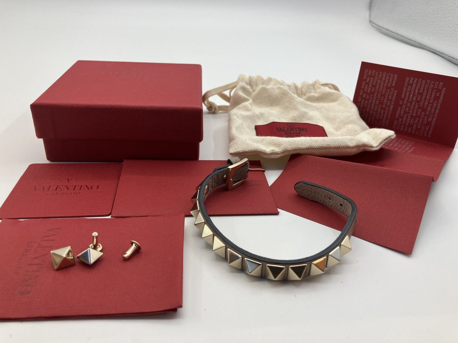 VALENTINO ロックスタッズ レザーブレスレット 替えスタッズ2コマ付 箱・保存袋あり 全長約21cm VALENTINO ロックスタッズ レザーブレスレット 替えスタッズ2コマ付 箱