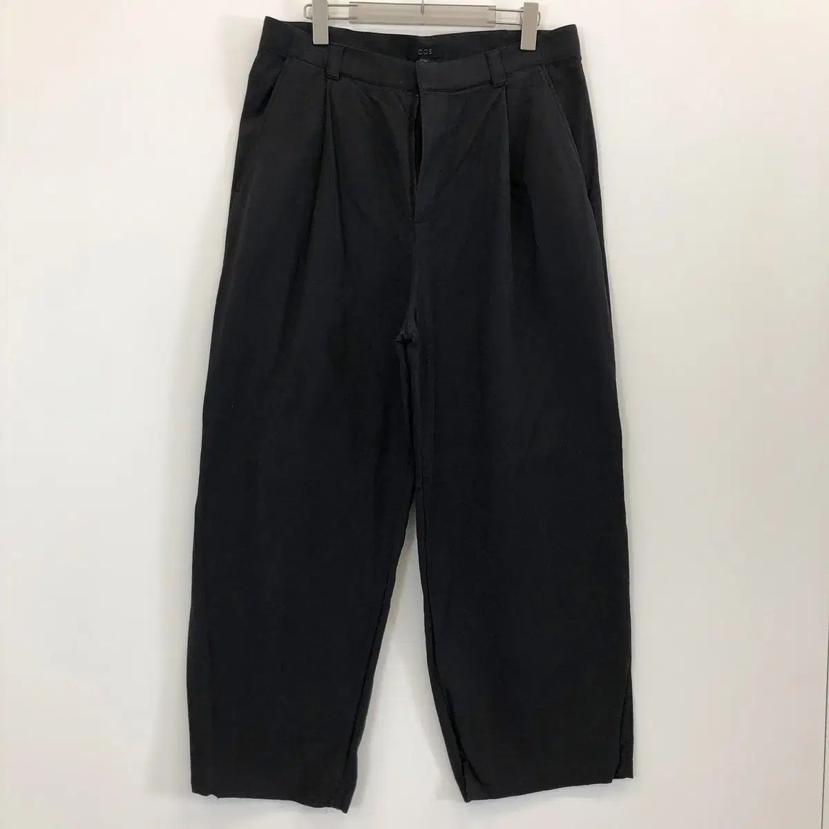 【COS】ワイドチノパンツ コットンワイドレッグチノ（チノパンツ）｜COS（コス）のファッション