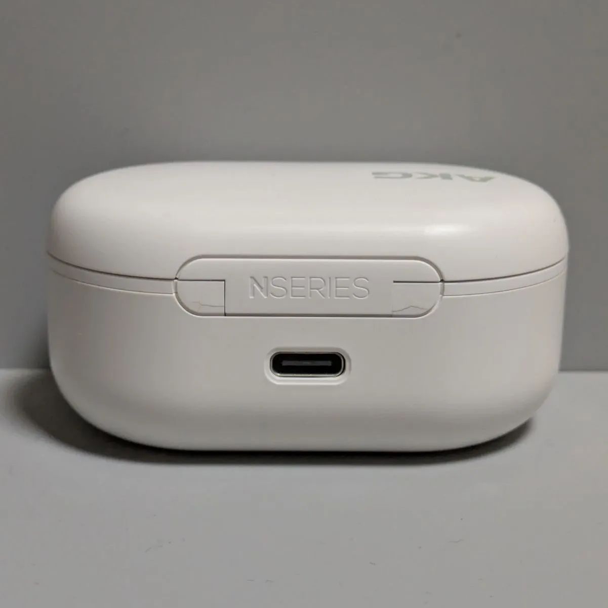 AKG N5 ワイヤレスイヤホン ホワイト 充電ケース（破損） AKG N5 Hybrid ホワイト ヒンジ亀裂あり 充電ケースのみ N5HC 完全