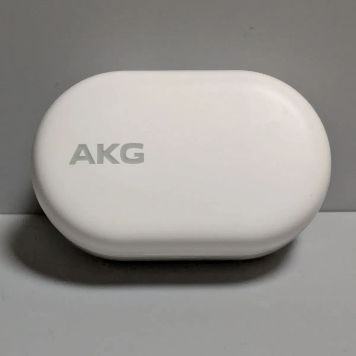 AKG N5 ワイヤレスイヤホン ホワイト 充電ケース（破損） AKG N5 Hybrid ホワイト ヒンジ亀裂あり 充電ケースのみ N5HC 完全