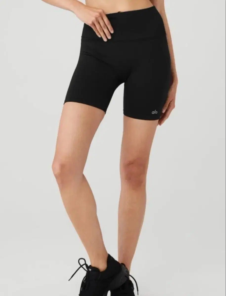 新品 alo 5インチ バイカーショーツ XS アローヨガ ALO アルロ ヨガ 5インチ バイカー ショーツ M - メルカリ