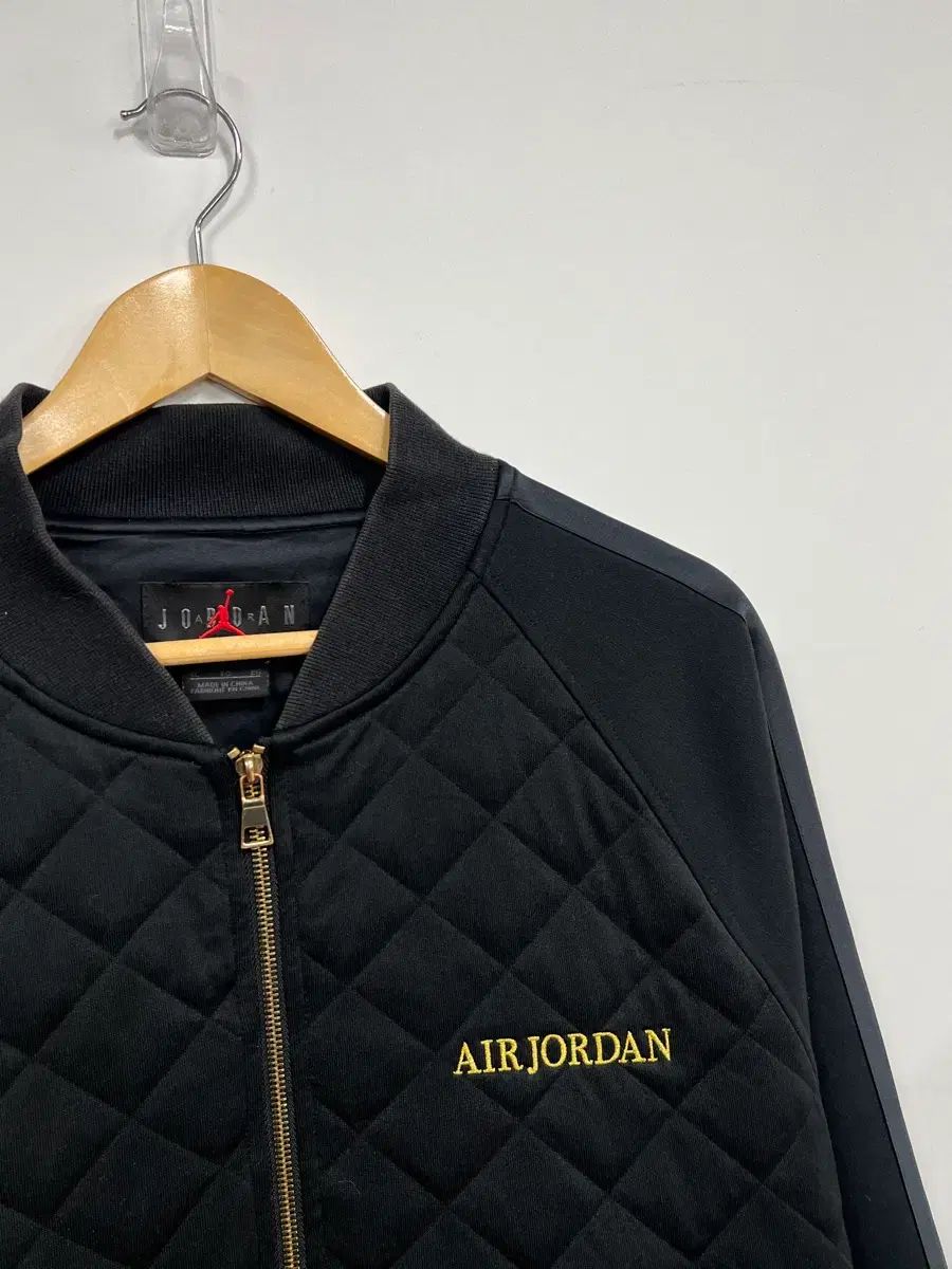 105 NIKE エアジョーダン 刺繍 ロゴ キルティング ブルゾン ジップ