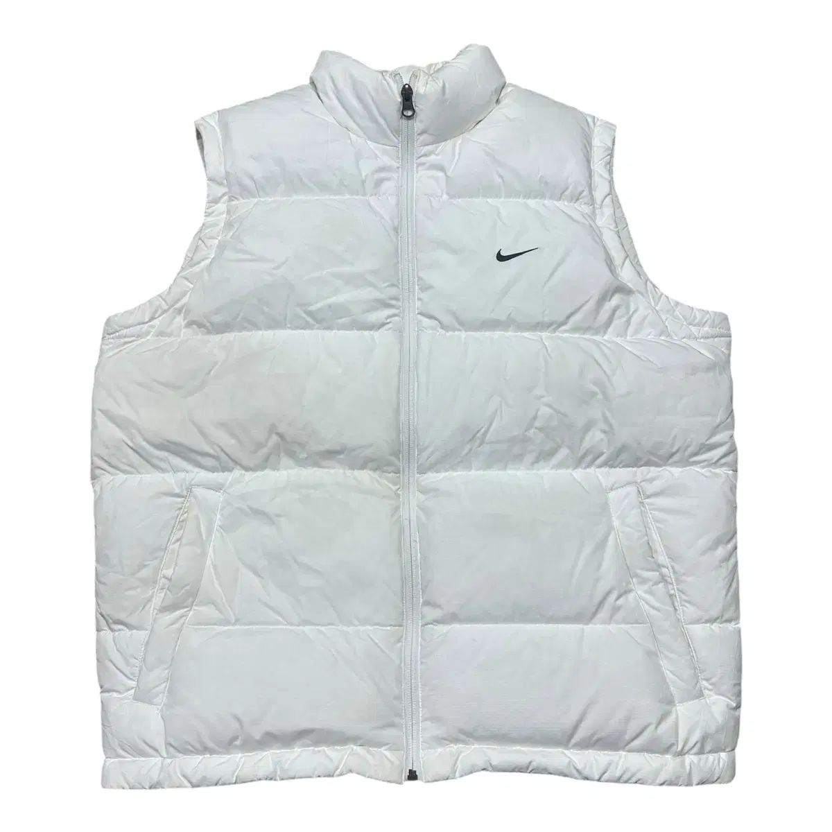 即配) NIKE 白 ダックダウン ベスト - メルカリ