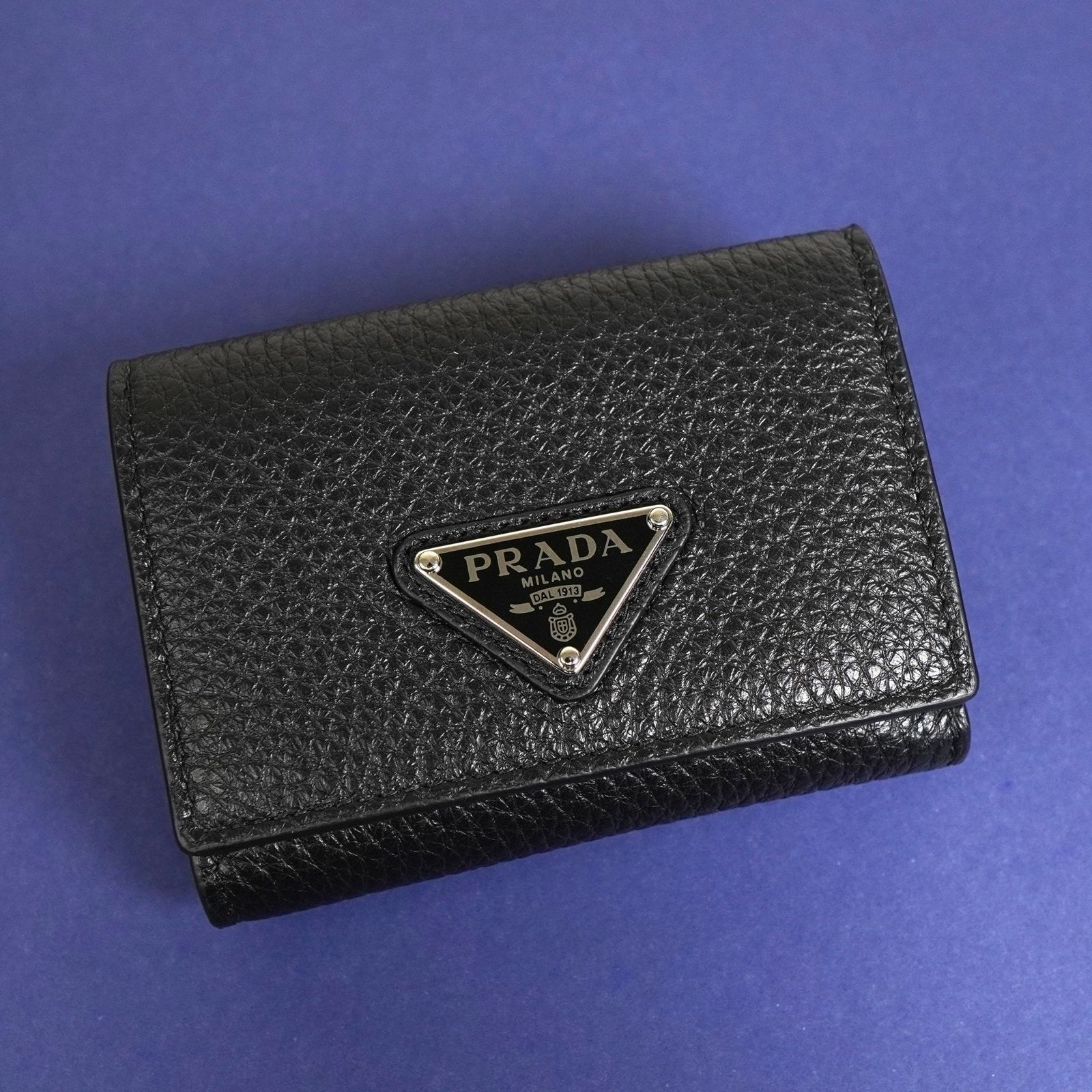 未使用級✨プラダ 折り財布 三角ロゴ ヴィッテロダイノ レザー ブラック プラダ 財布 三つ折り ヴィッテロダイノレザー 【付属品完備※未使用に