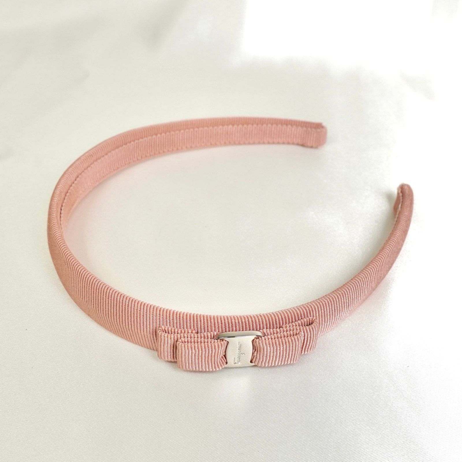 サルバトーレ フェラガモ ヴァラ リボン カチューシャ ピンク - メルカリ