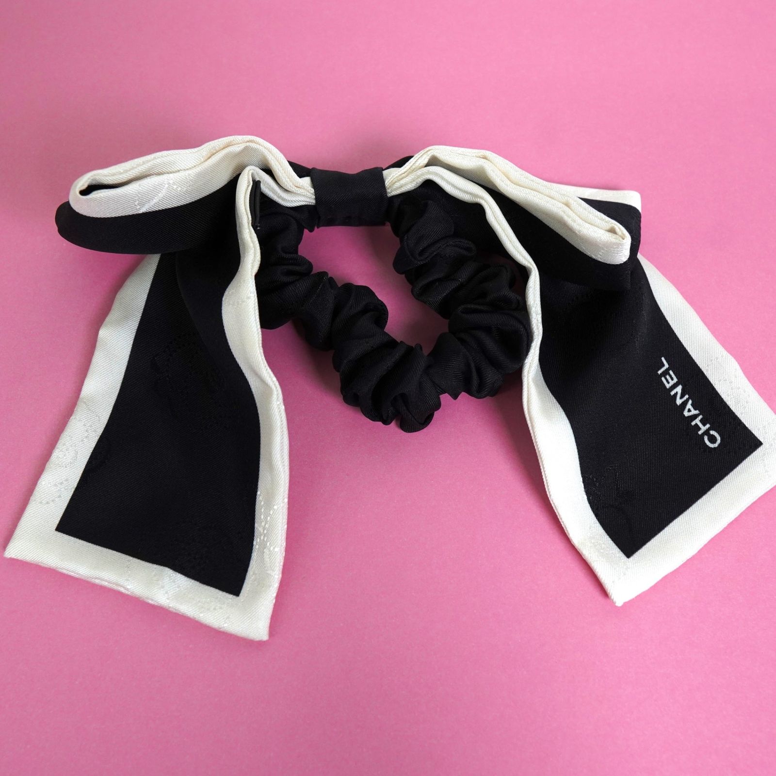 シャネル ロゴ カメリア柄 リボン バイカラー シュシュ ブラック