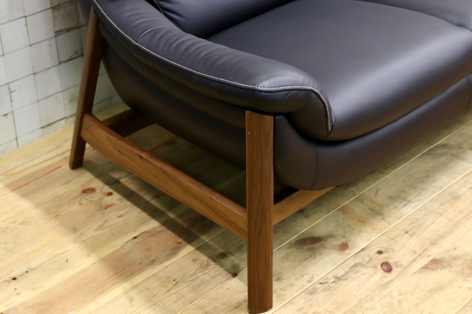 ネイビー色 ウォールナットフレーム