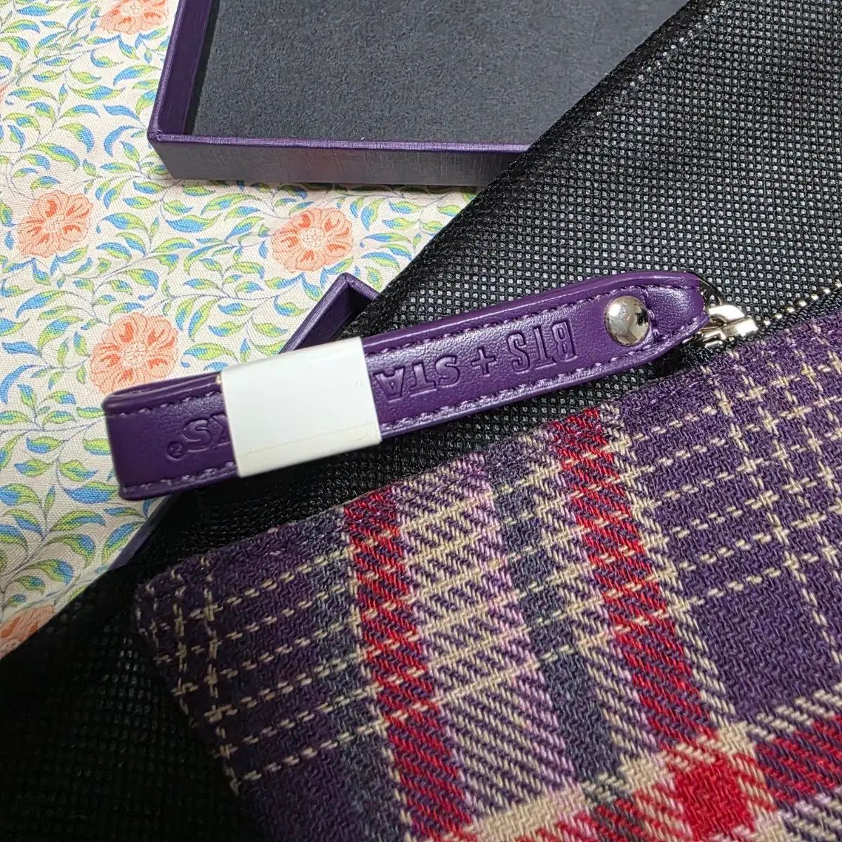 BTS スターバックス コラボ チェック ポーチ - メルカリ