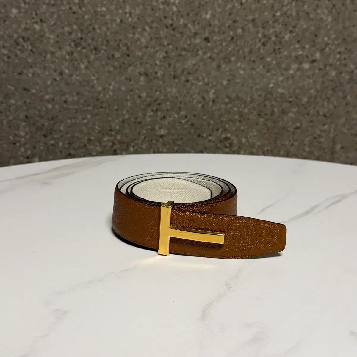 100サイズ トムフォード Tロゴ ゴールド リバーシブル ベルト - メルカリ