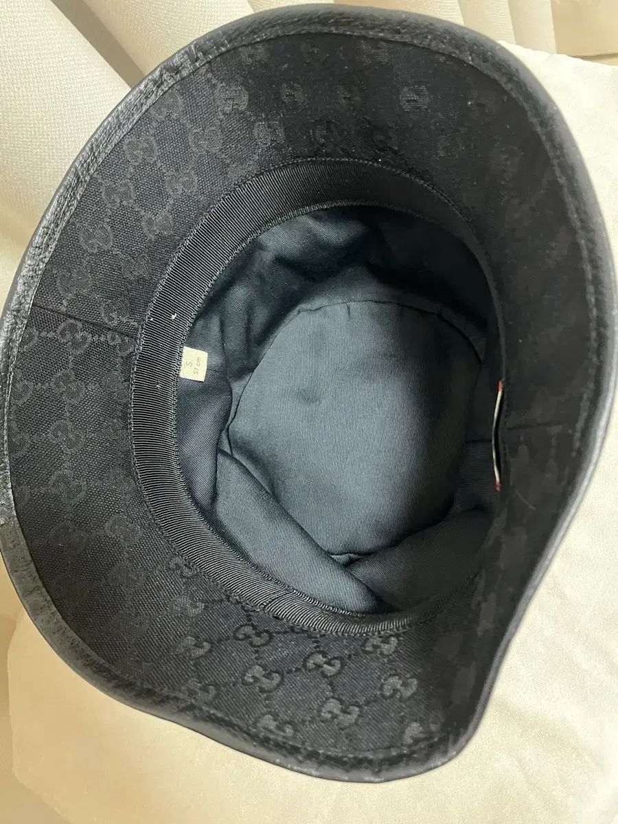 GUCCI GG ブラック バケットハット (57) / GOLDロゴ - メルカリ