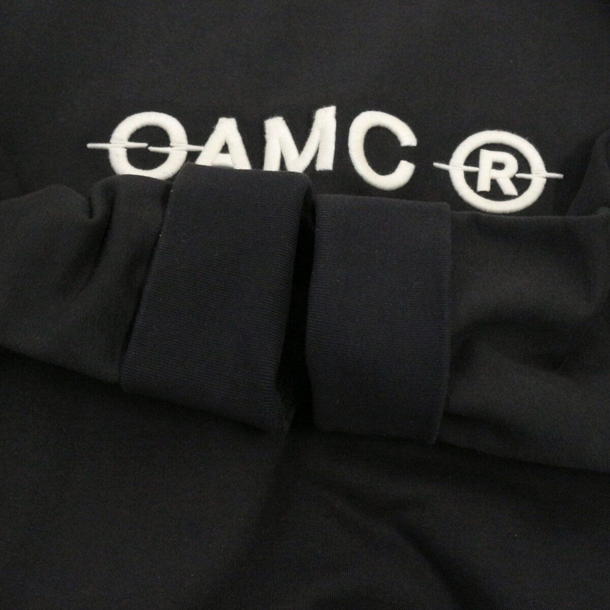 OAMC 21AW スウェット ブラック OAMC オーエーエムシー 21AW TILT CREWNECK SWEATSHIRT ロゴ刺繍クルー