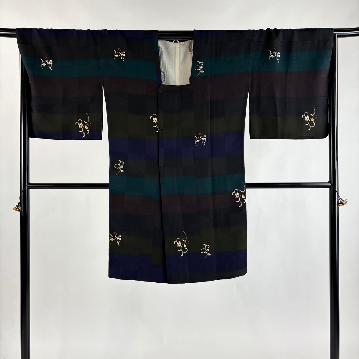 【美品】 道行 身丈114cm 裄丈68cm 正絹 秀品 【中古】 美品】 道行 身丈104cm 裄丈68.5cm L 和装コート 角衿 花唐草 段縞