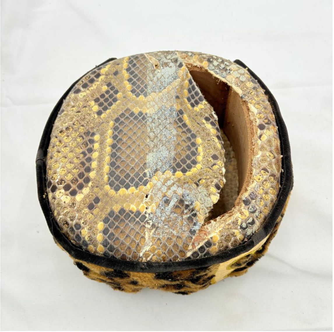 現状品／本皮三線 蛇皮強破れ・棹494g・胴内部確認済◇沖縄三味線