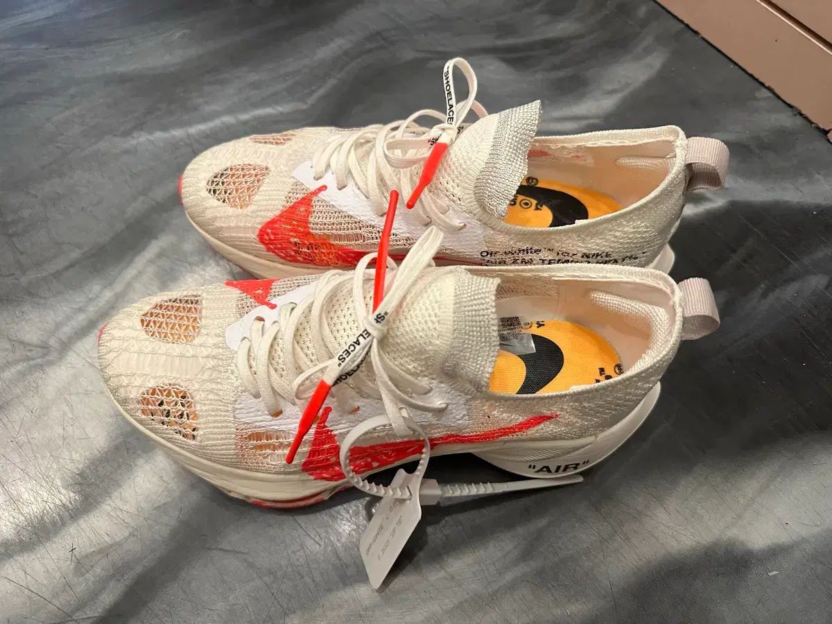 260 NIKE x オフホワイト エアズーム テンポ ネクスト ソーラーレッド