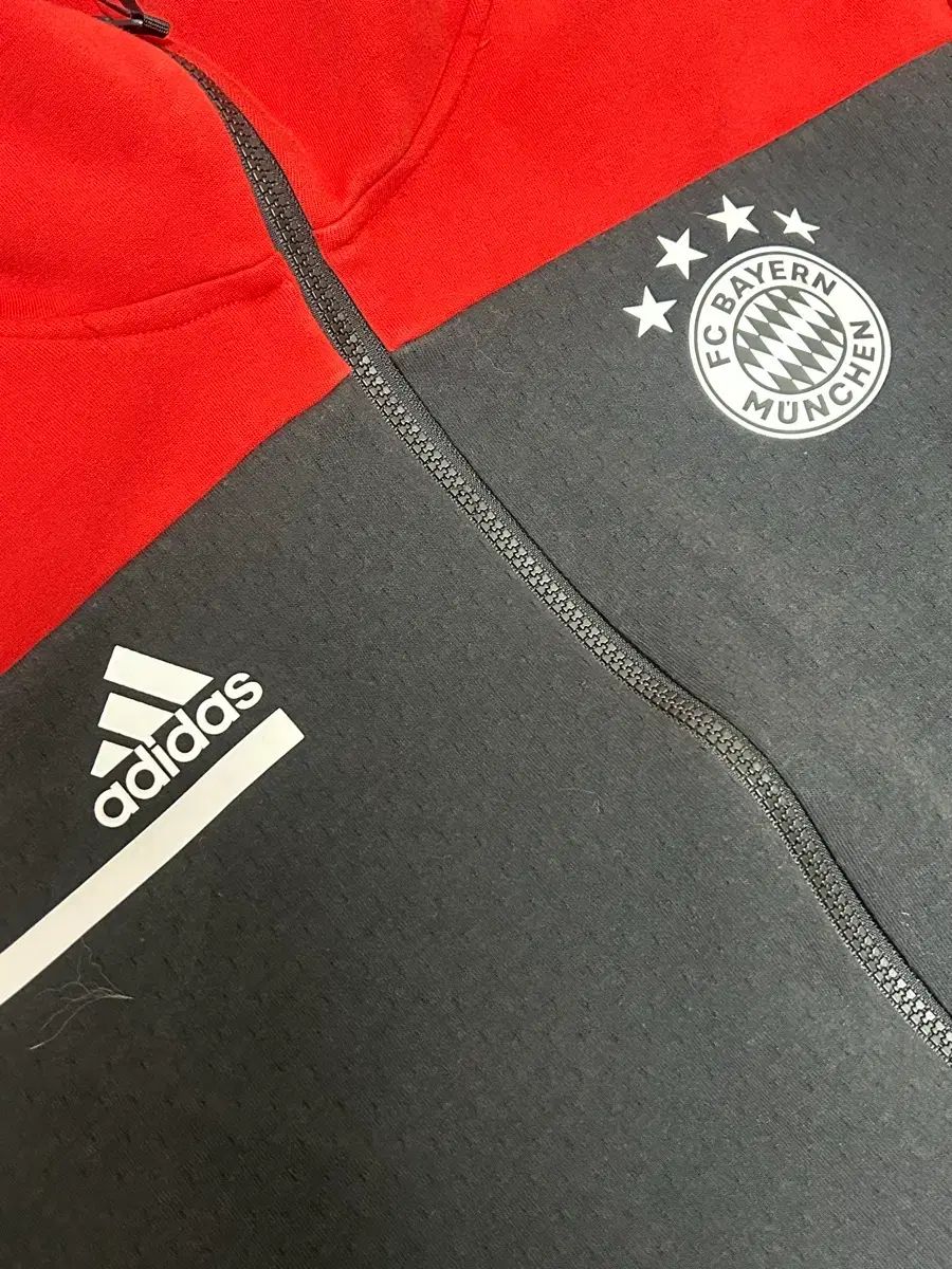 アディダス FCバイエルン・ミュンヘン ブラック レッド フードジップ