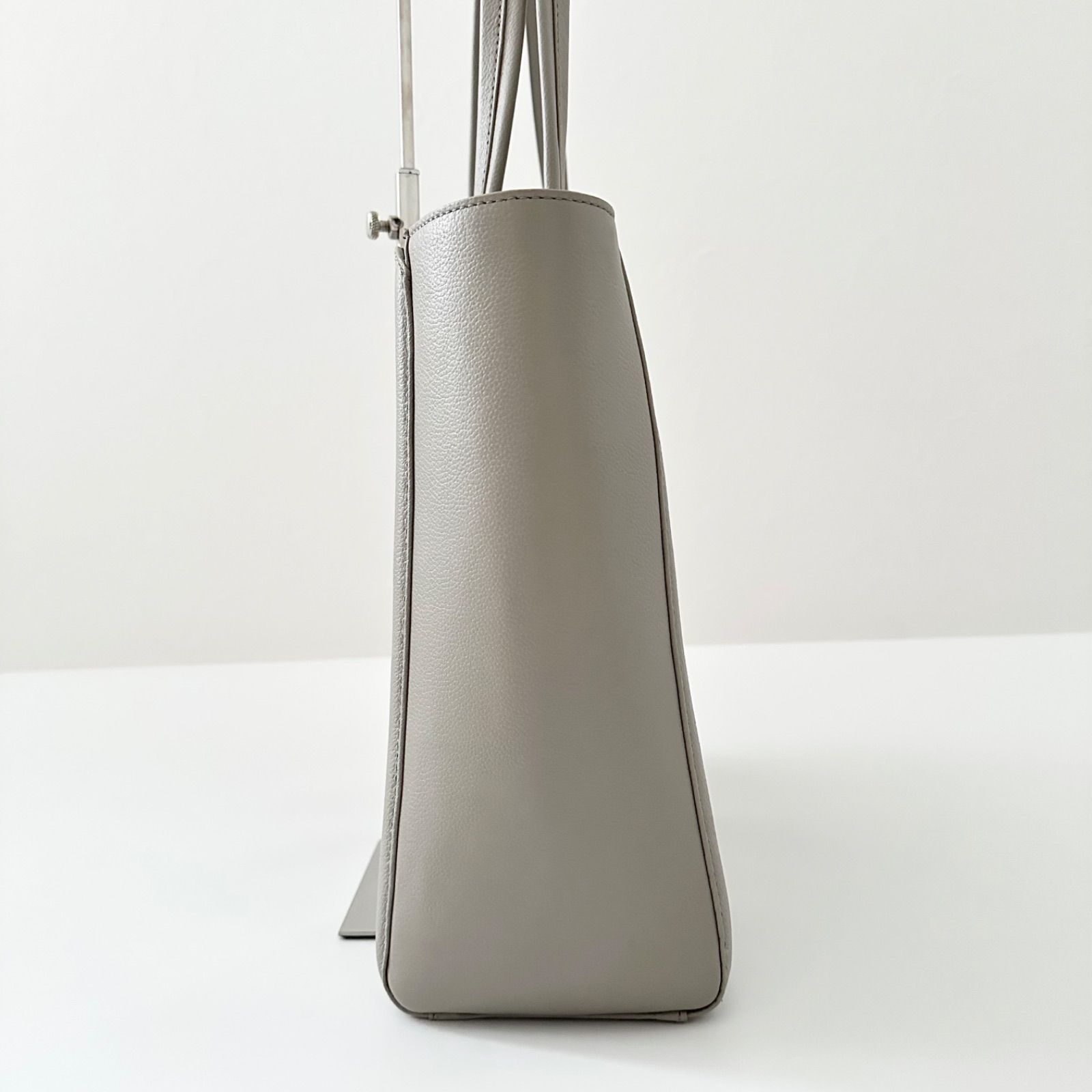 BALLY グレージュ レザー ビジネスバッグ 美品 BOX21 ワーフル 本革お仕事トートバッグ グレージュ A4対応 はっ水加工