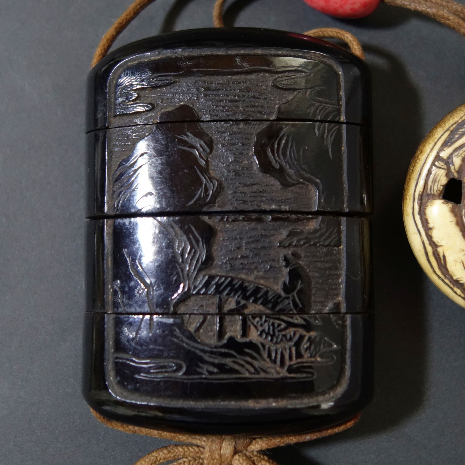 印籠 根付 【 堆黒 彫漆 中国山水図 印籠 ／ 古骨 彫刻 透彫 寿老人