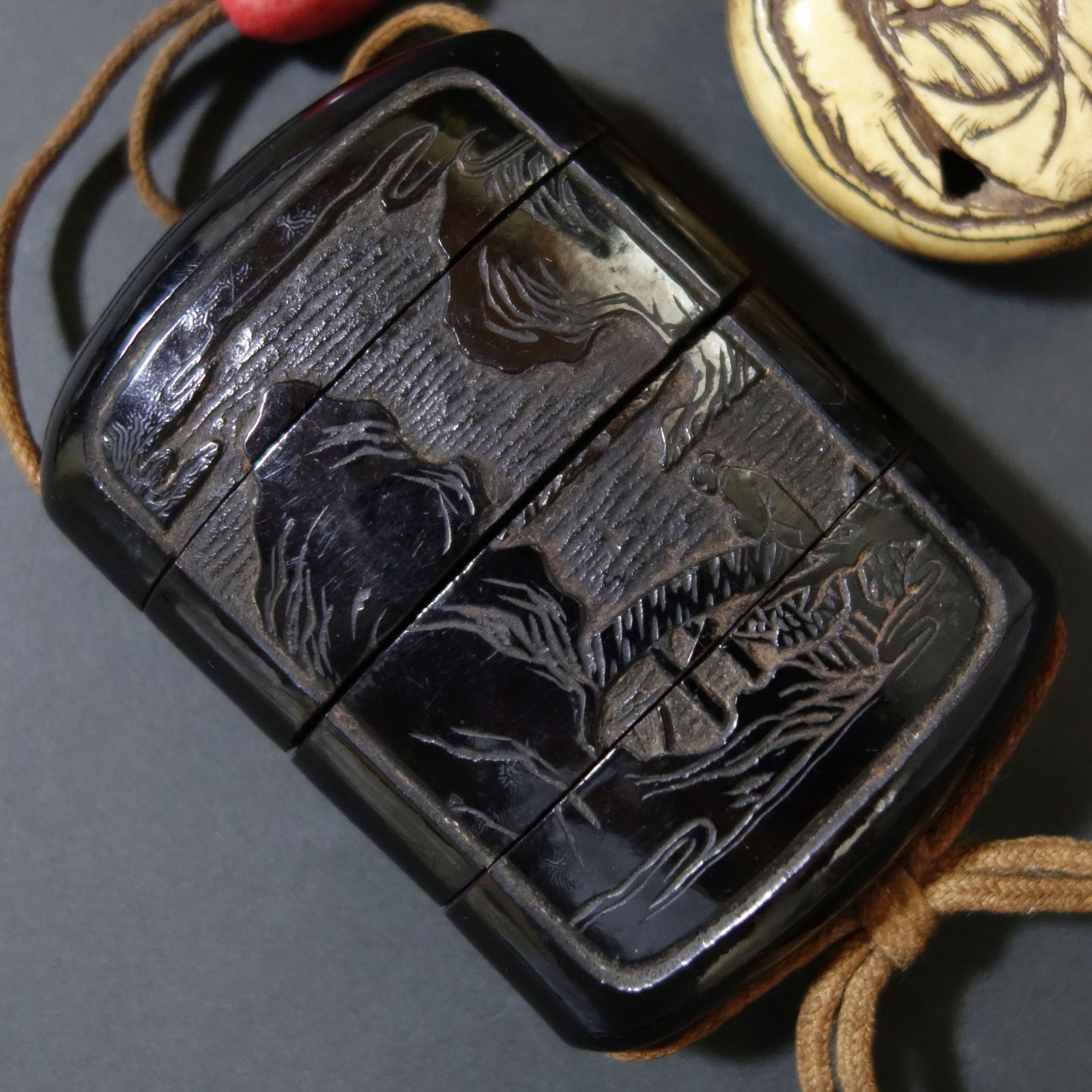 印籠 根付 【 堆黒 彫漆 中国山水図 印籠 ／ 古骨 彫刻 透彫 寿老人