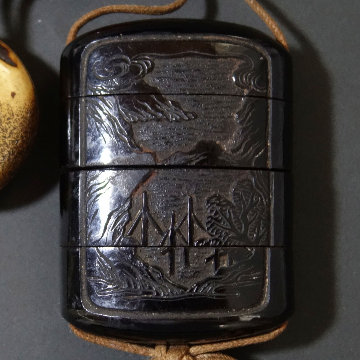 印籠 根付 【 堆黒 彫漆 中国山水図 印籠 ／ 古骨 彫刻 透彫 寿老人