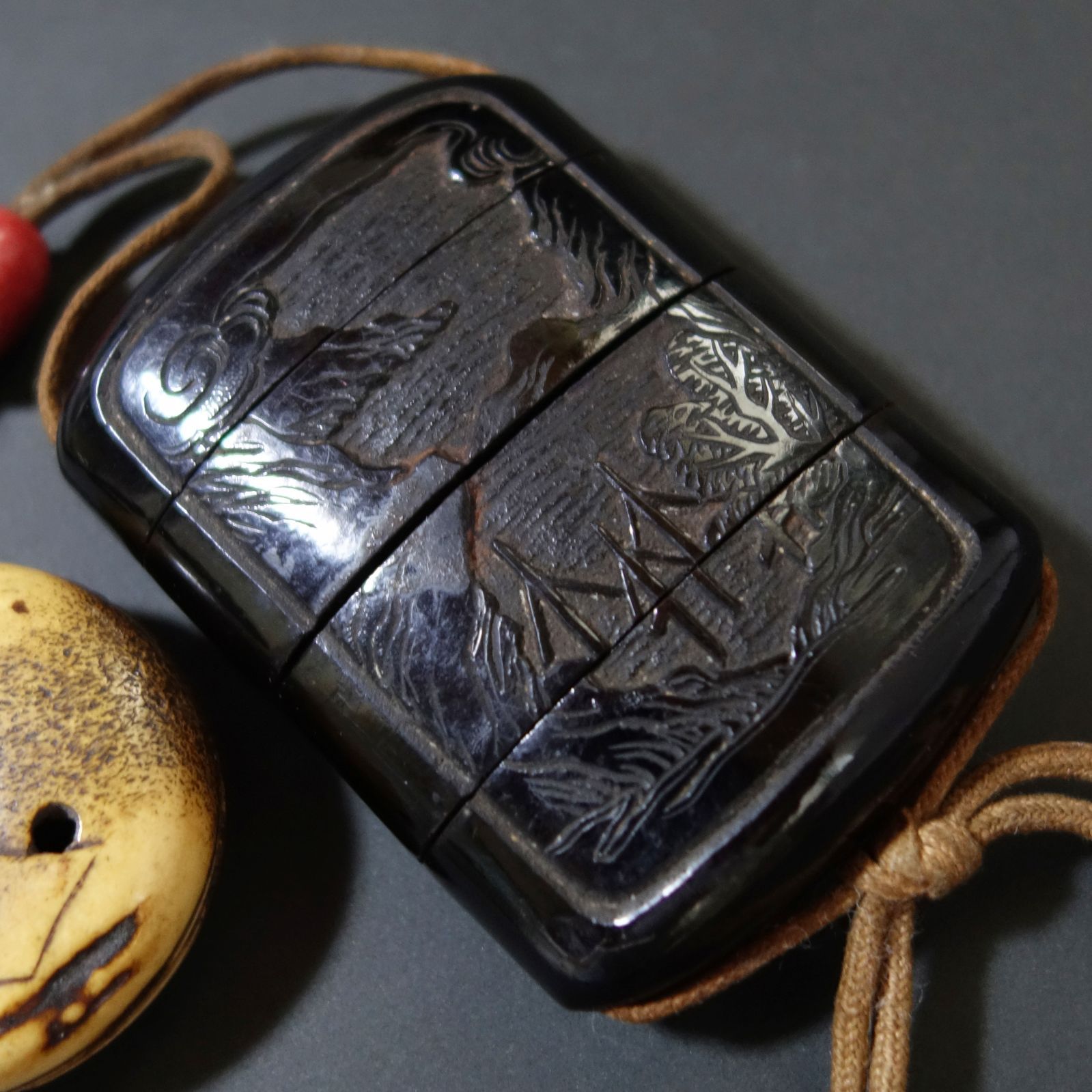 印籠 根付 【 堆黒 彫漆 中国山水図 印籠 ／ 古骨 彫刻 透彫 寿老人