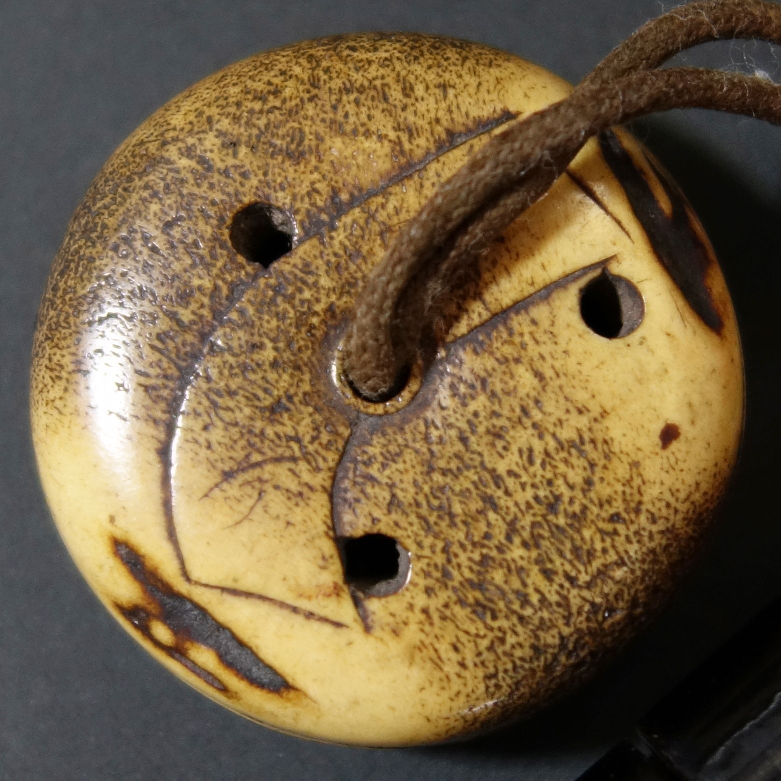 印籠 根付 【 堆黒 彫漆 中国山水図 印籠 ／ 古骨 彫刻 透彫 寿老人