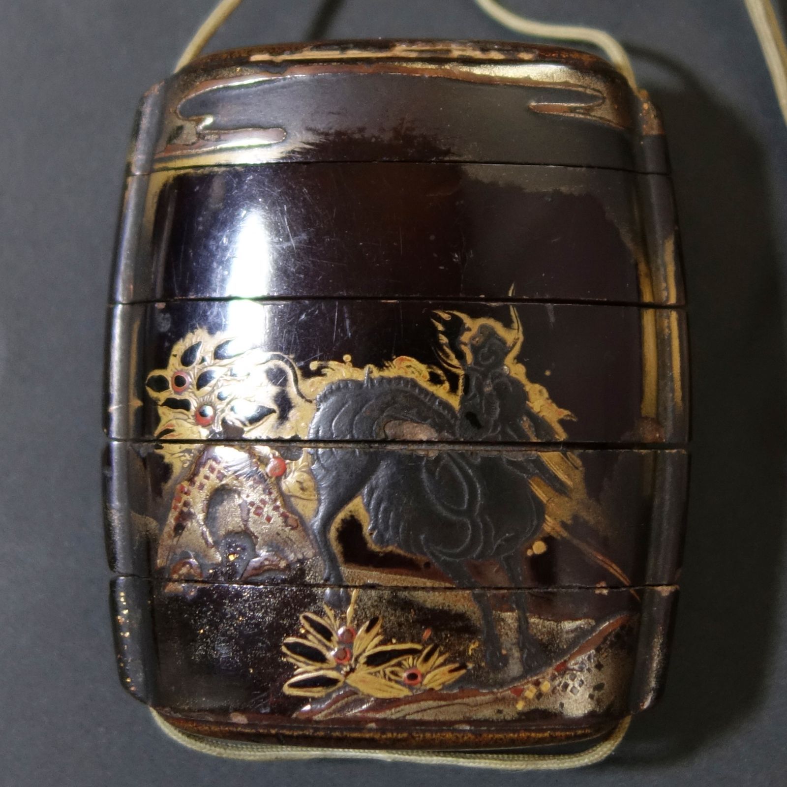 印籠 根付 【 麒麟 高蒔絵 印籠 ／ 鹿角 彫刻 宝塔 根付 】 漆器 骨董