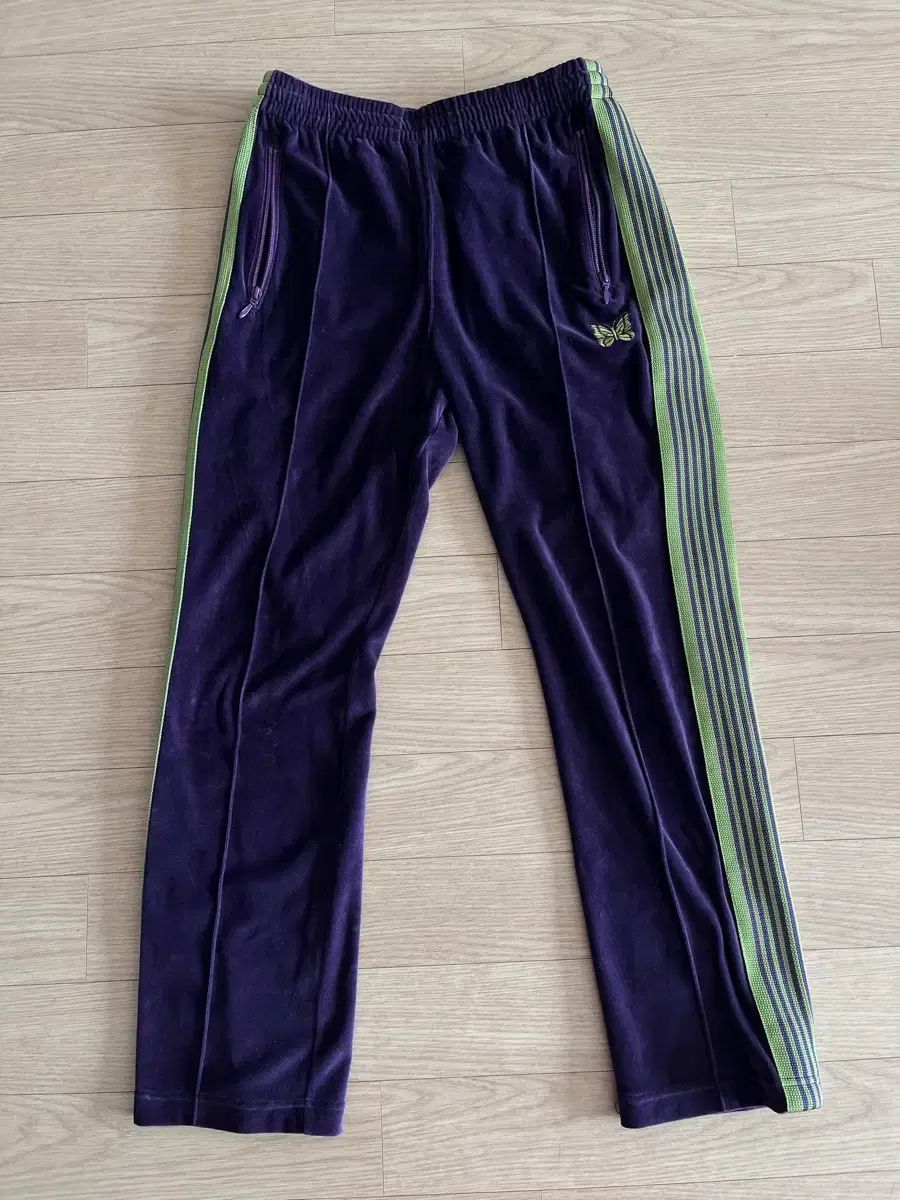 ニードルズ ベロア トラックパンツ ナロー パープル/グリーン - メルカリ