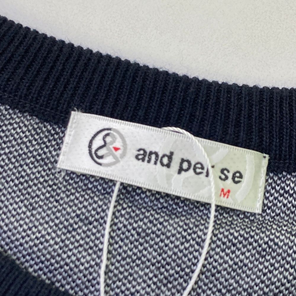 【新品・未使用】and per se ネイビー セーター M サイズ：M AND PER SE アンパスィ 2025年モデル クルーネック 長袖