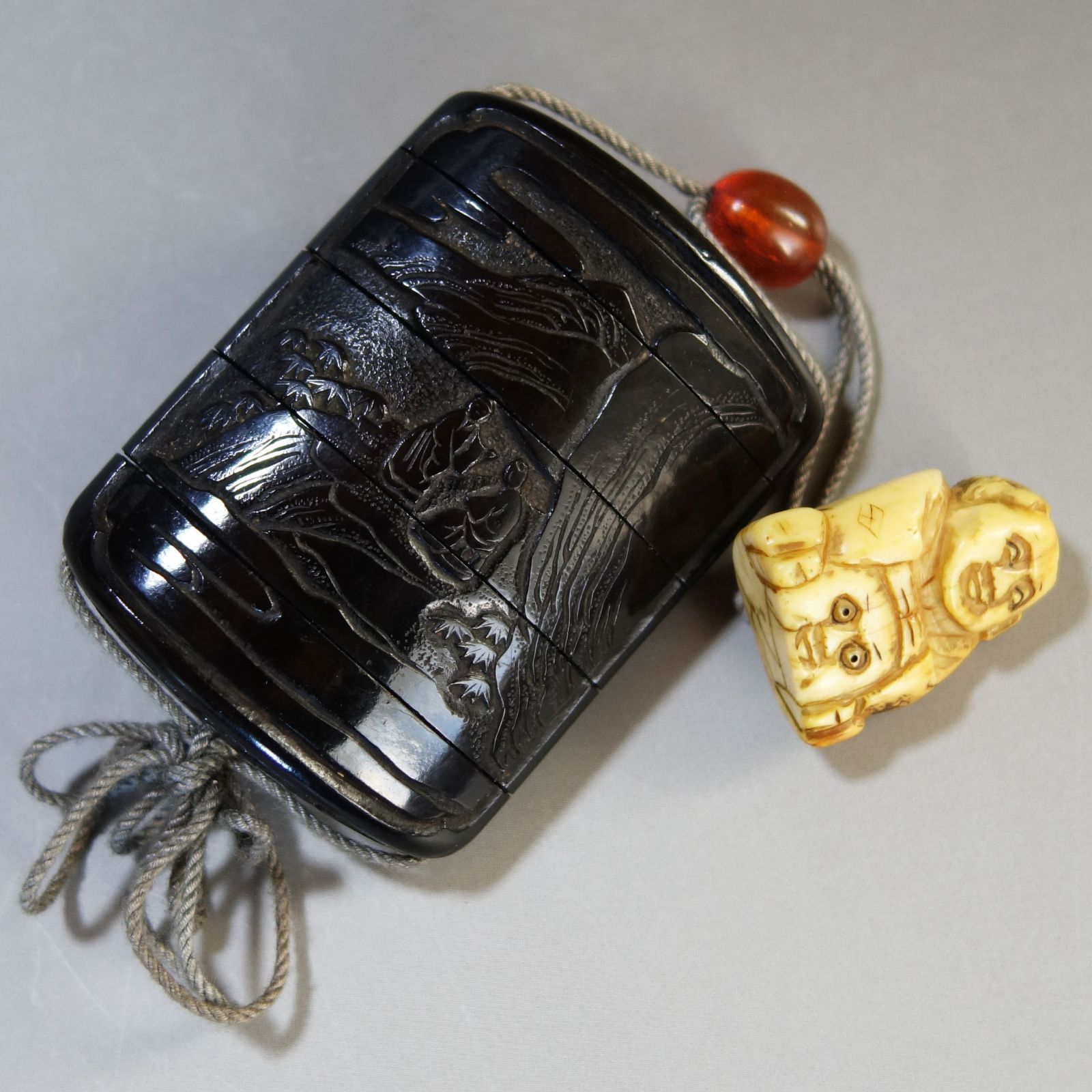 印籠 根付 【 堆黒 彫漆 中国山水図 印籠 ／ 牙 彫刻 肩車の奴髷人物