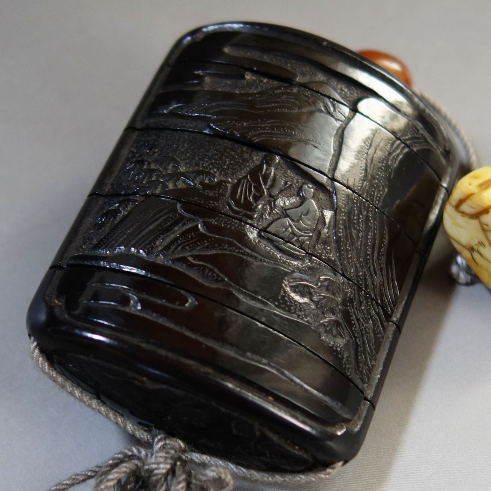 印籠　漆芸　漆器　古道具 印籠 根付 【 堆黒 彫漆 中国山水図 印籠 ／ 牙 彫刻 肩車の奴髷人物