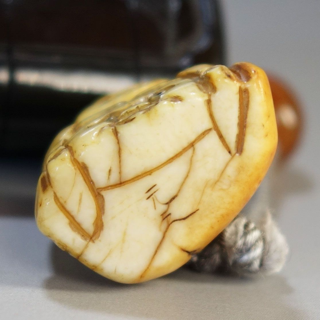 印籠 根付 【 堆黒 彫漆 中国山水図 印籠 ／ 牙 彫刻 肩車の奴髷人物