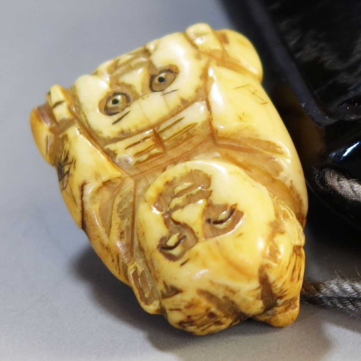 印籠 根付 【 堆黒 彫漆 中国山水図 印籠 ／ 牙 彫刻 肩車の奴髷人物