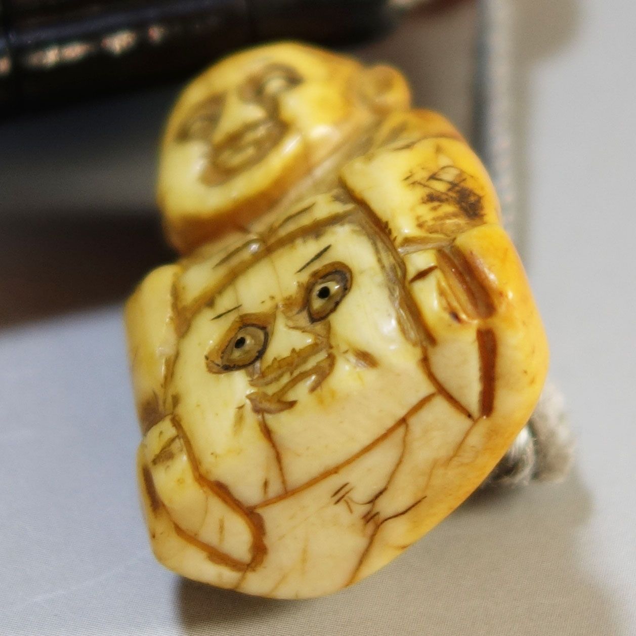 印籠 根付 【 堆黒 彫漆 中国山水図 印籠 ／ 牙 彫刻 肩車の奴髷人物