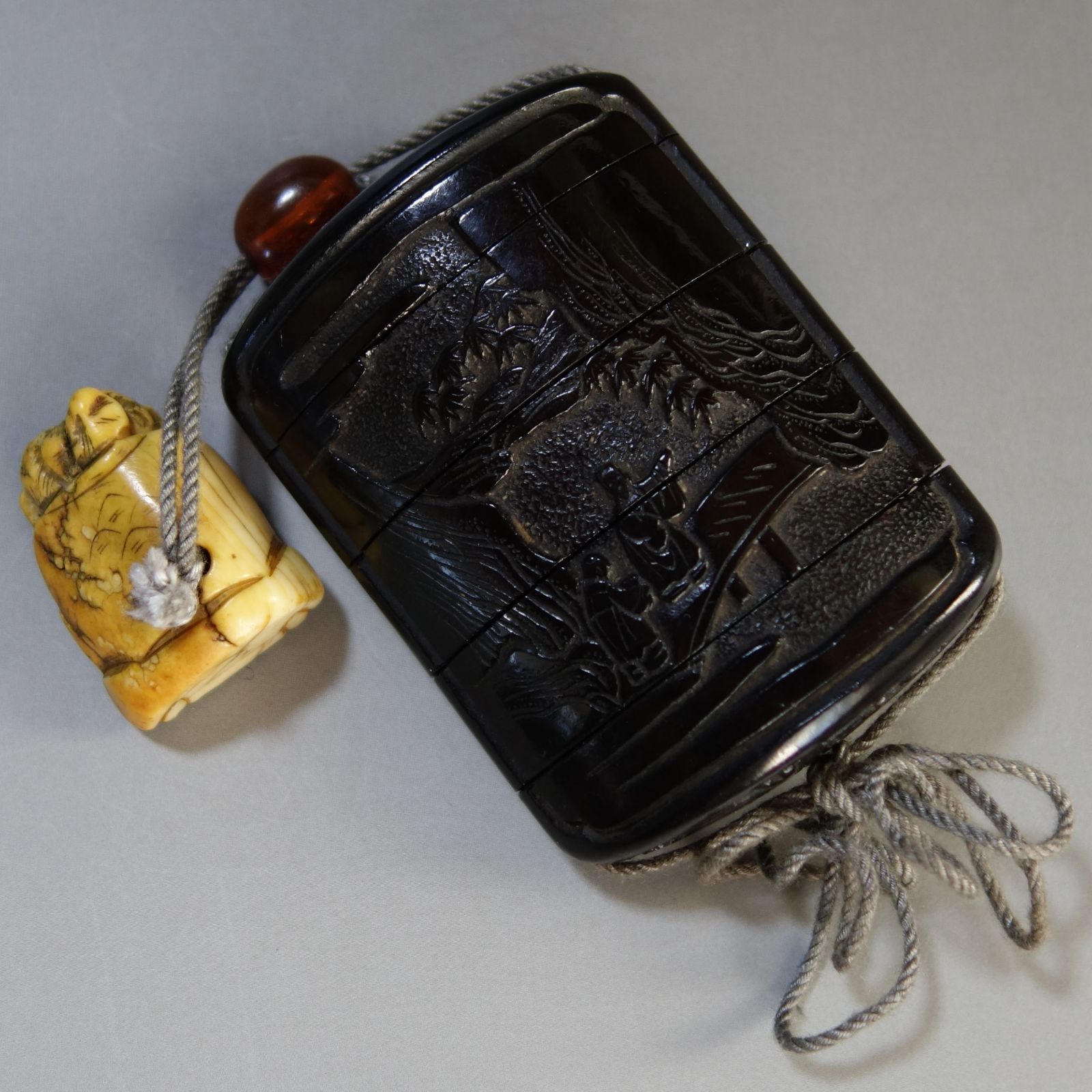 印籠 根付 【 堆黒 彫漆 中国山水図 印籠 ／ 牙 彫刻 肩車の奴髷人物