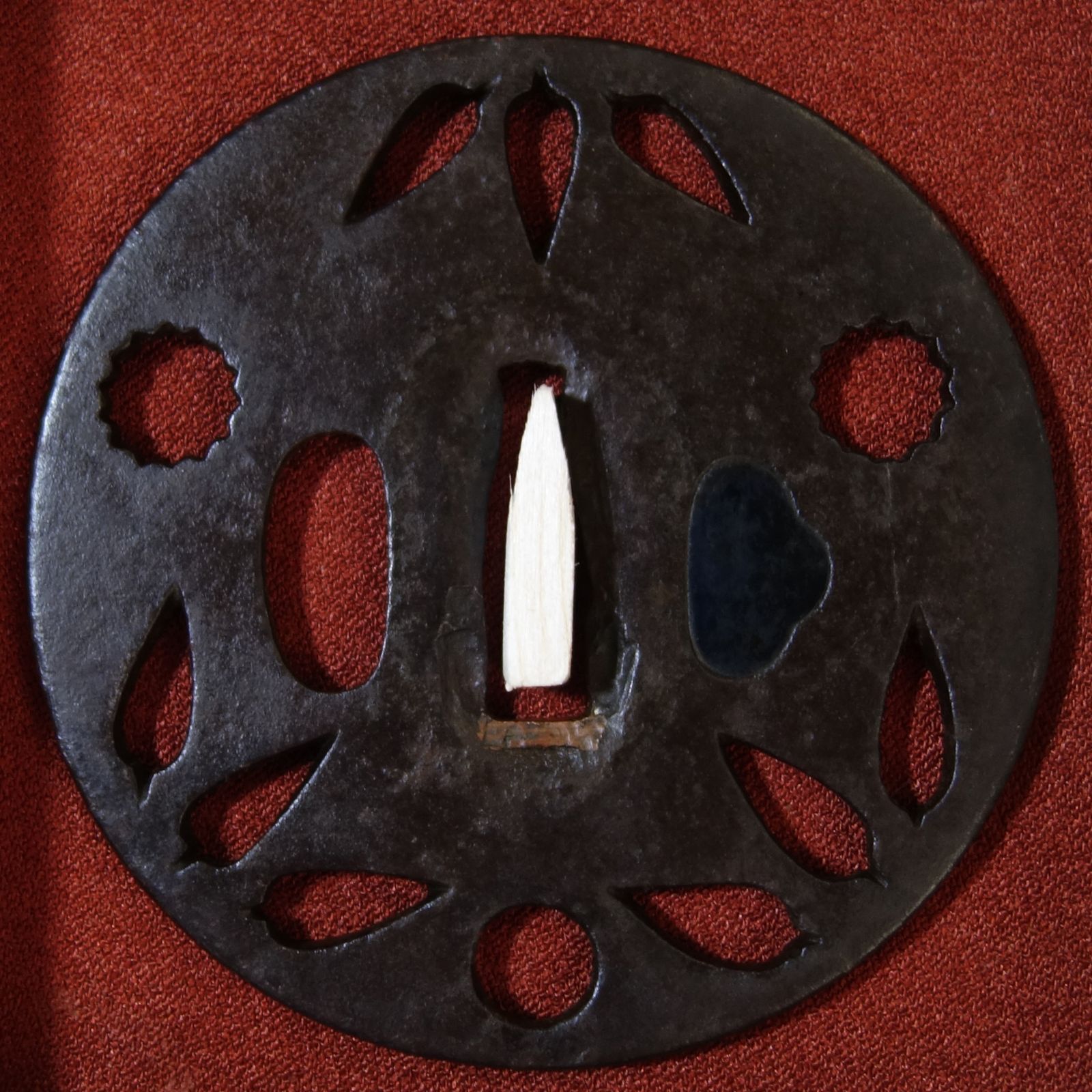 鍔 【 鉄地 三枚笹雪輪小透鍔 】 日本刀 刀装具 鐔 骨董 古美術