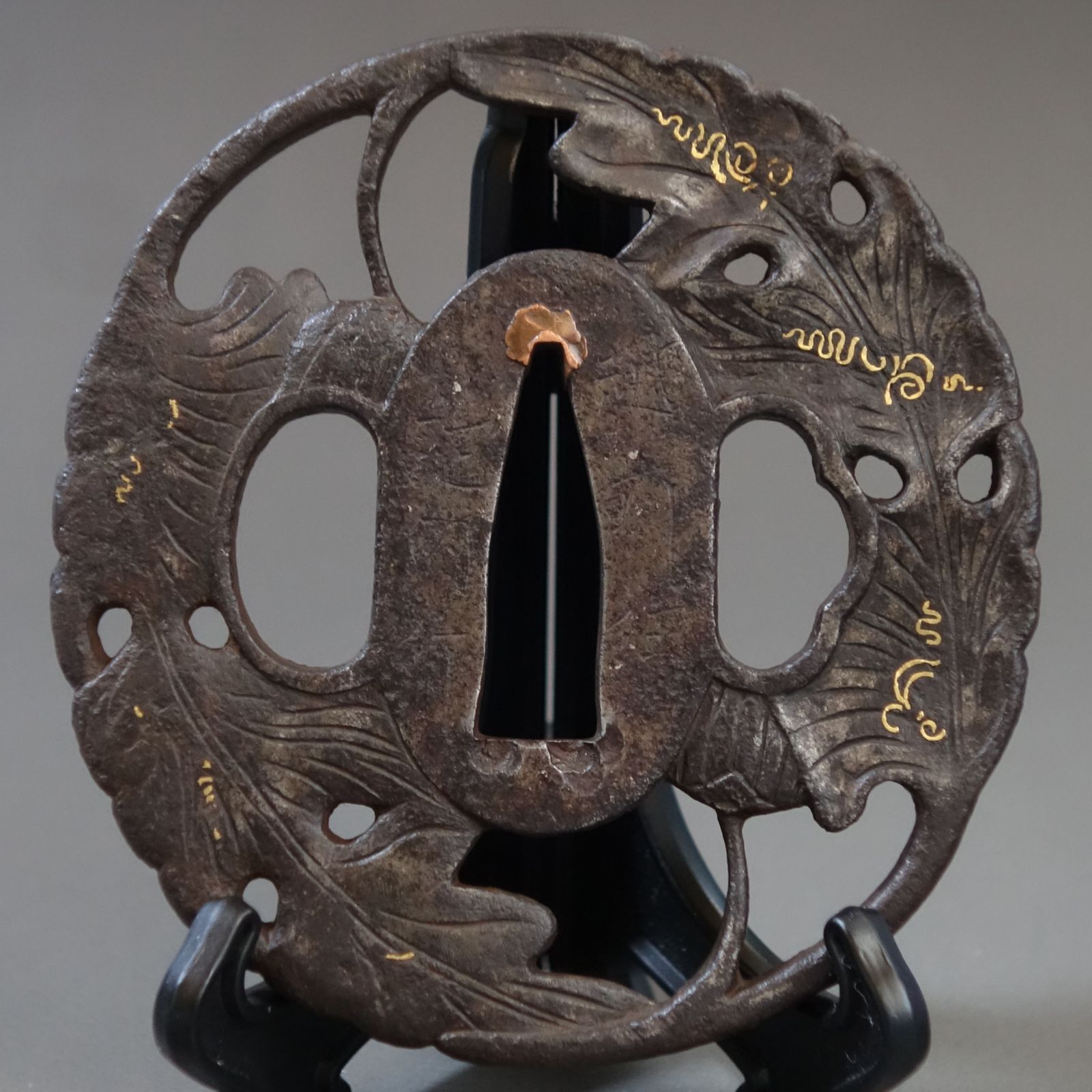 鍔 【 越前住 記内作 鉄地 菊花葉透鍔 】 日本刀 刀装具 鐔 骨董 古