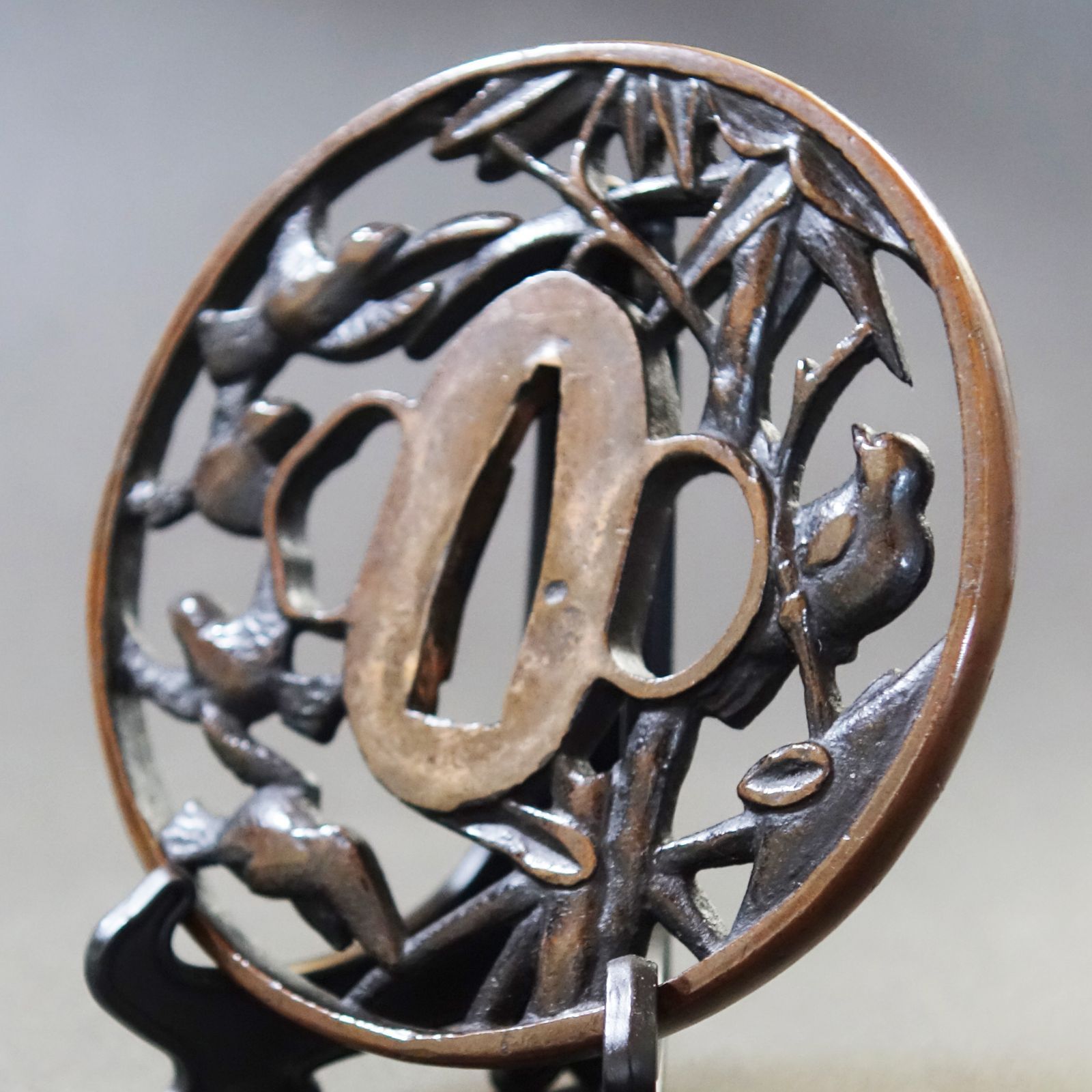 刀の鍔、鍔、鐔、刀、刀装具、武具、骨董品、アンティーク、古美術　美品 鍔 【 素銅地 竹に雀透鍔 】 日本刀 刀装具 鐔 骨董 古美術 Ac25042301